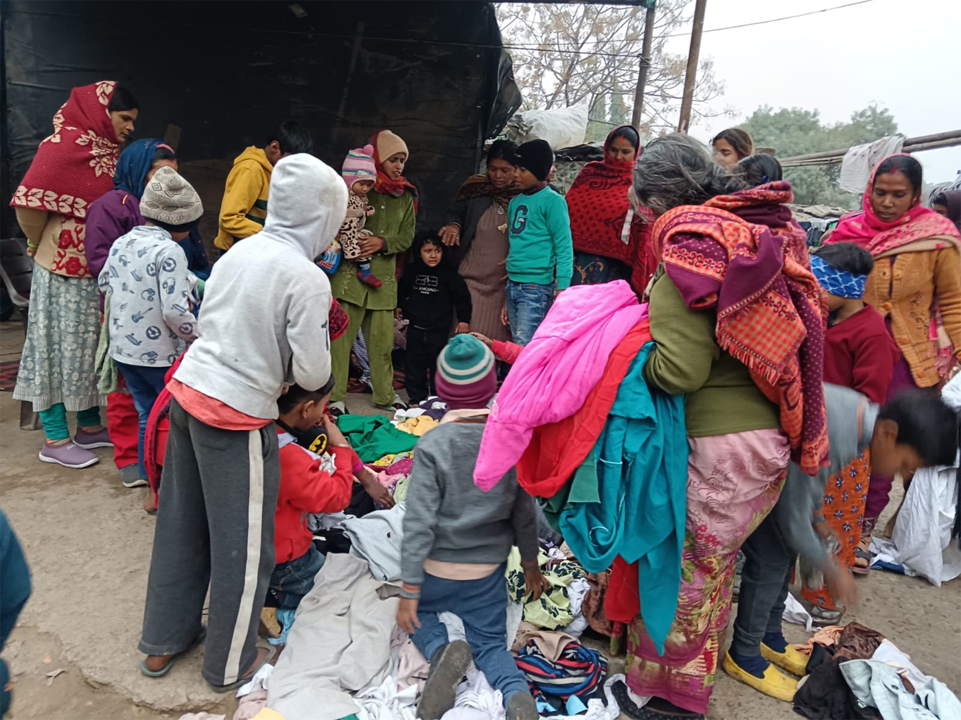 शहीद उधम सिंह कॉलोनी में कैंप लगाकर जरूरतमंदों को गर्म कपड़े बांटे गए